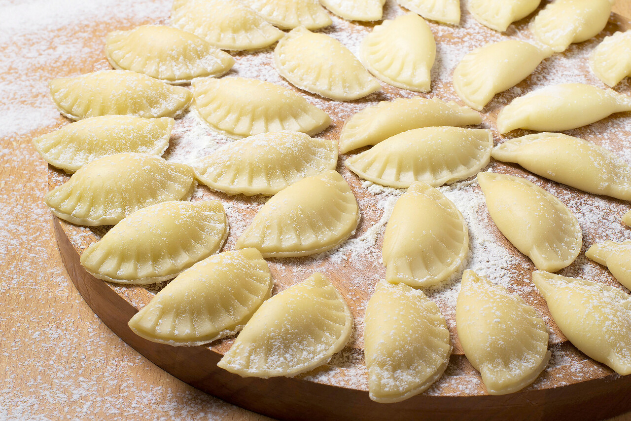 未煮熟的手工饺子躺在圆板上除夕