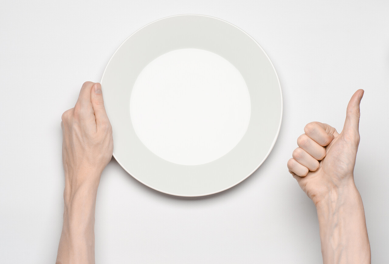 人类的手在空的白板上分离出的白色背景