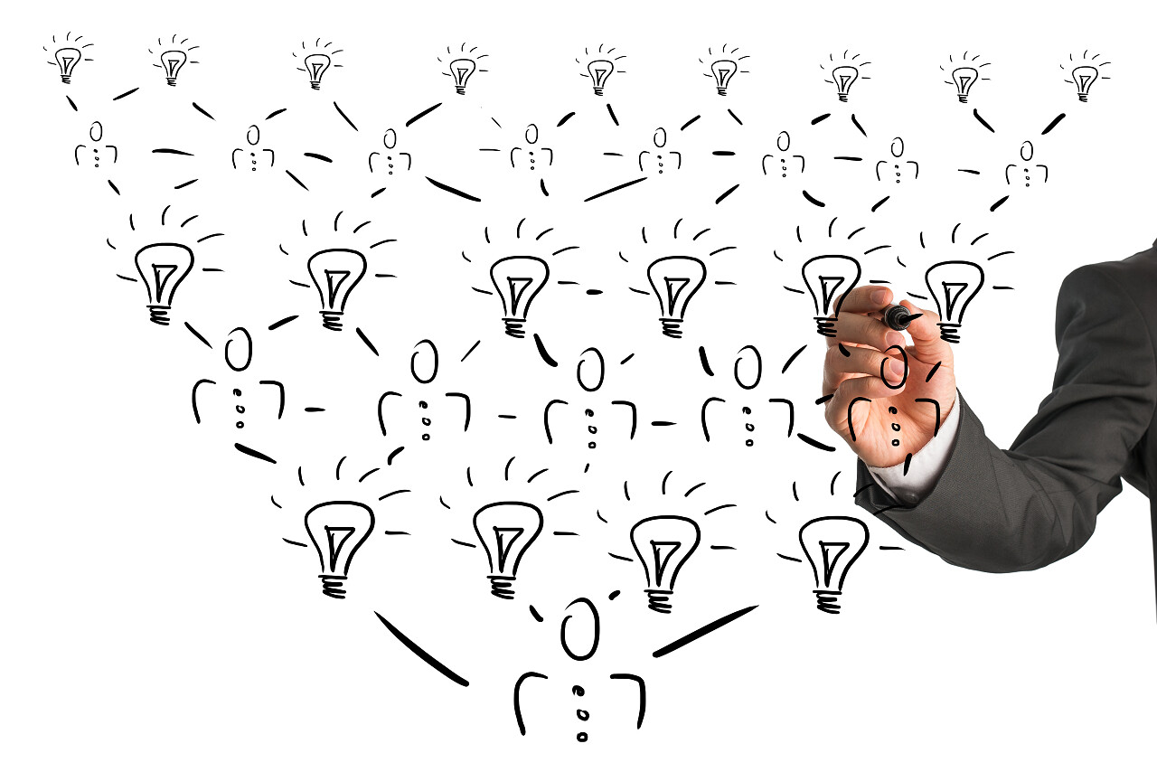 一个商人的手在虚拟屏幕上绘制一个组织金字塔图思考