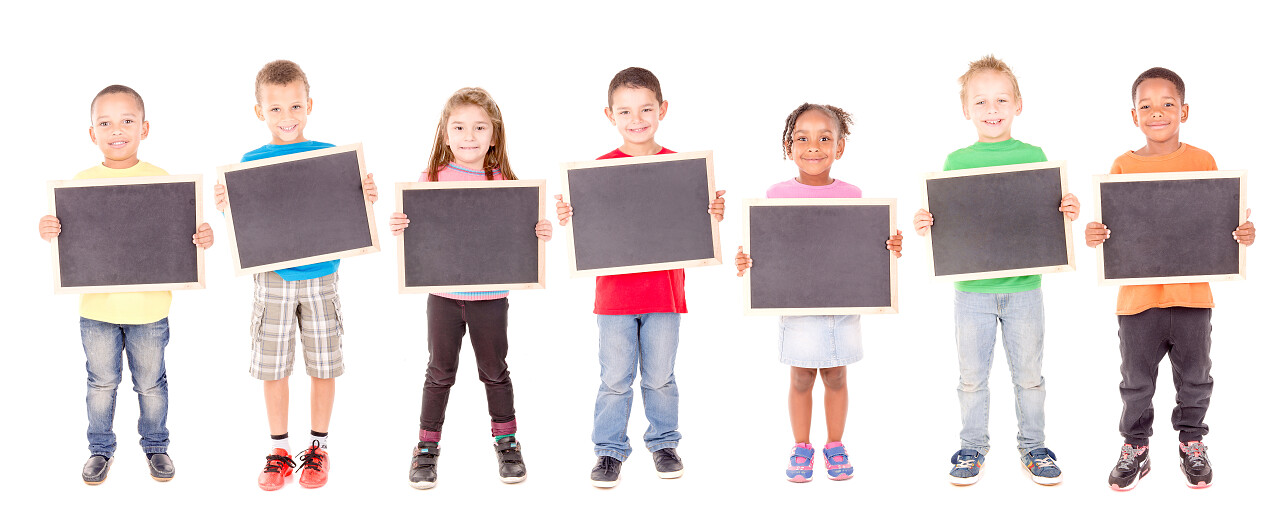 小男孩手持一块黑板