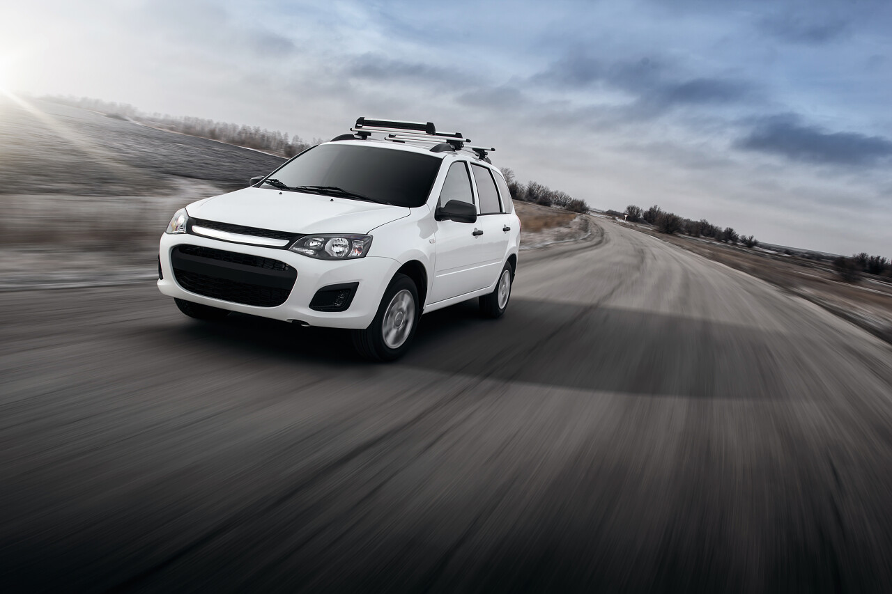 一辆白色的车在公路上奔驰着