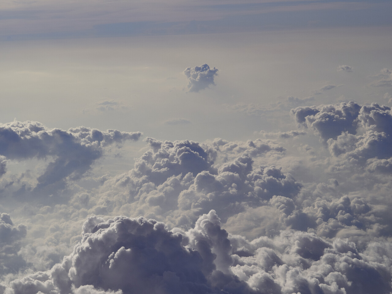 飞机飞行期间透过窗口看着窗口的景观