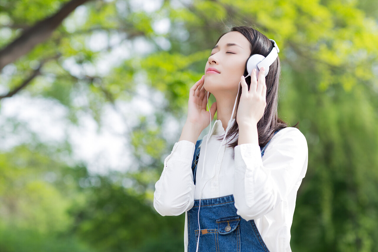 女孩闭上眼睛听听音乐
