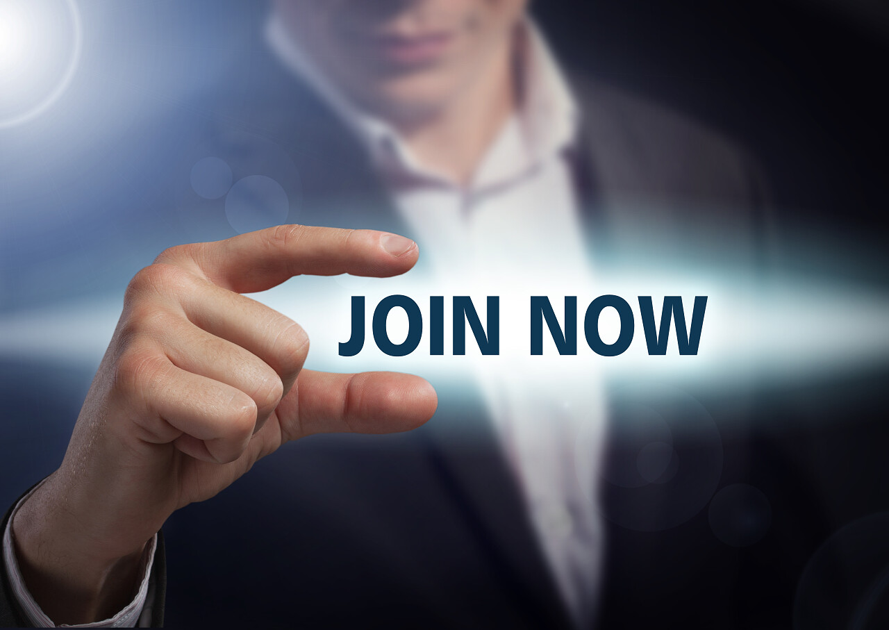 商人在虚拟屏幕上按下按钮联接效率提升业绩业绩上涨