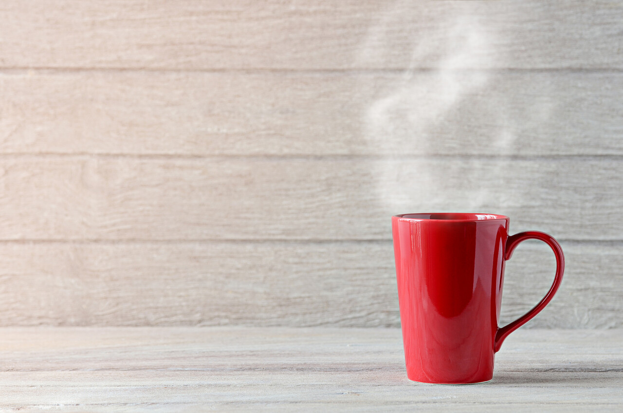木桌上的红咖啡杯