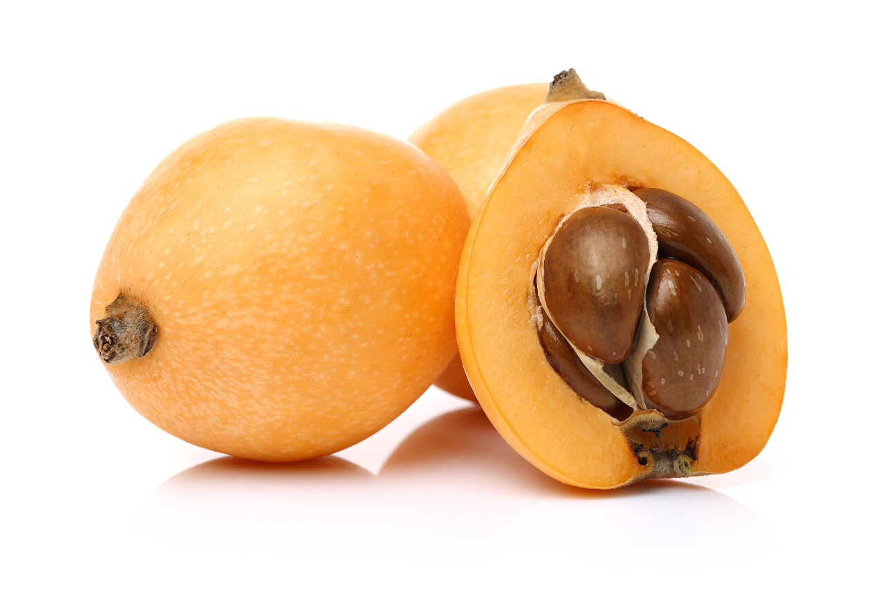 白色背景上的三个枇杷