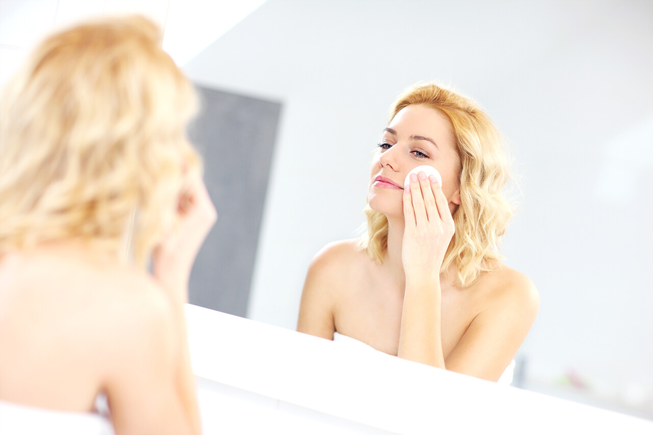 白色一个欧美漂亮女人对着镜子洗脸的照片面部清洁脸部