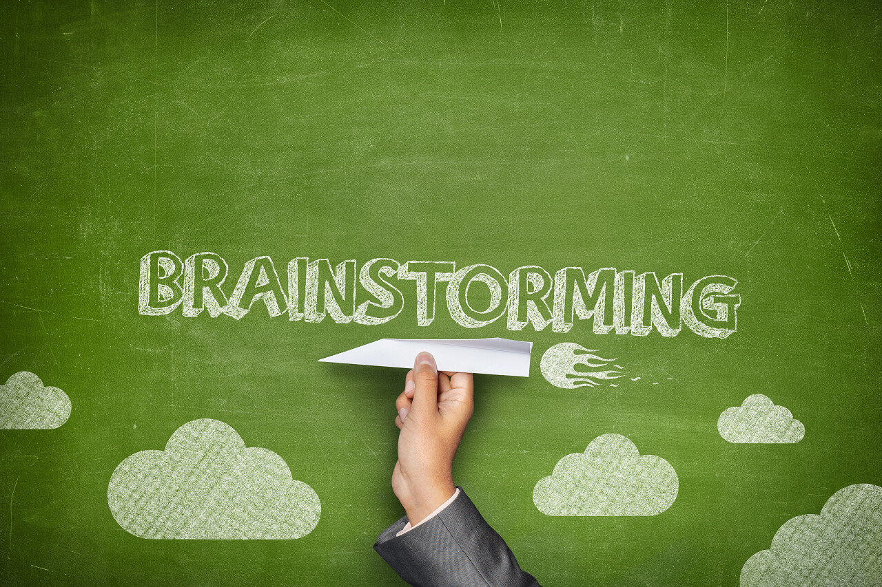 绿色背景上商人拿着纸飞机宣传你准备好了吗的概念