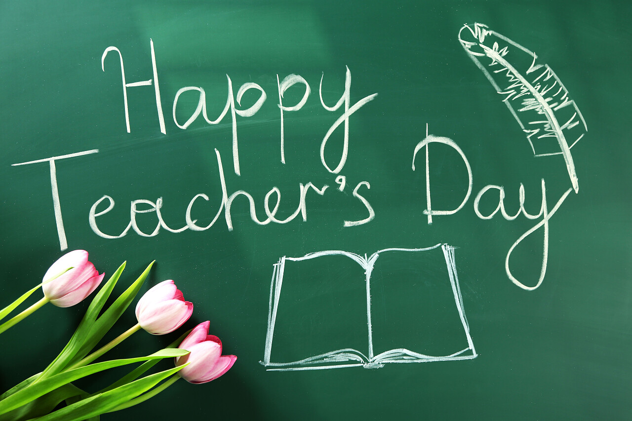 绿色背景黑板上儿童庆祝教师节的情景