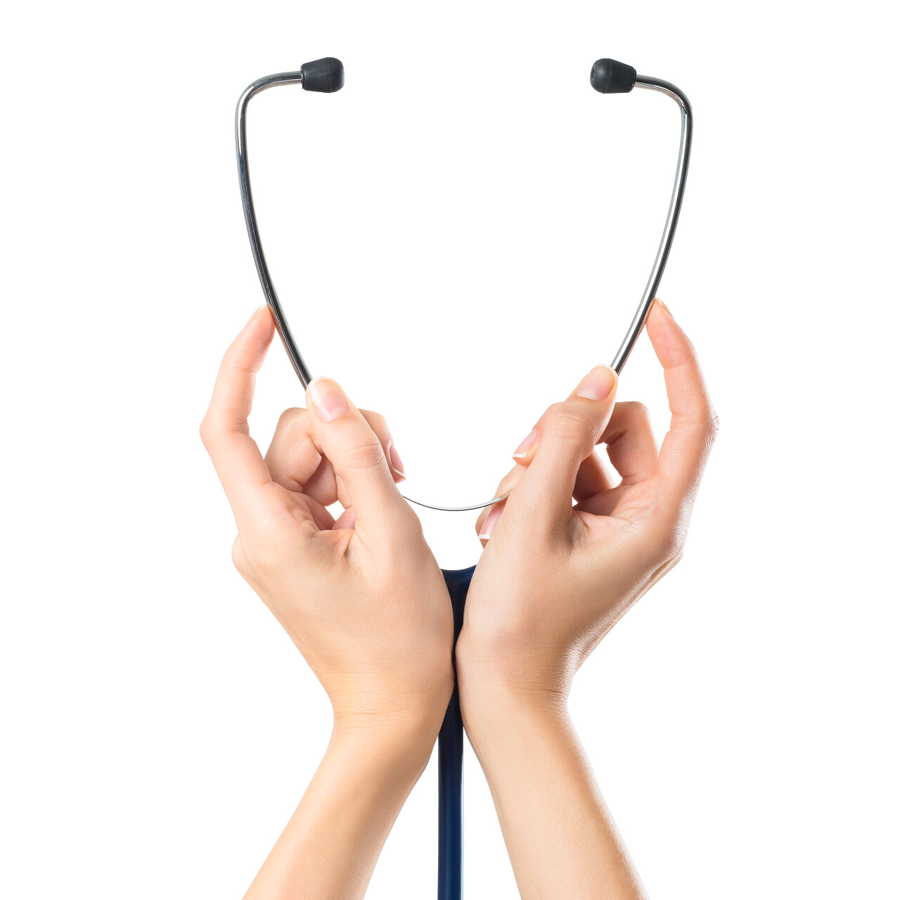 白色背景孤立女人手里拿着医用听诊器的特写图