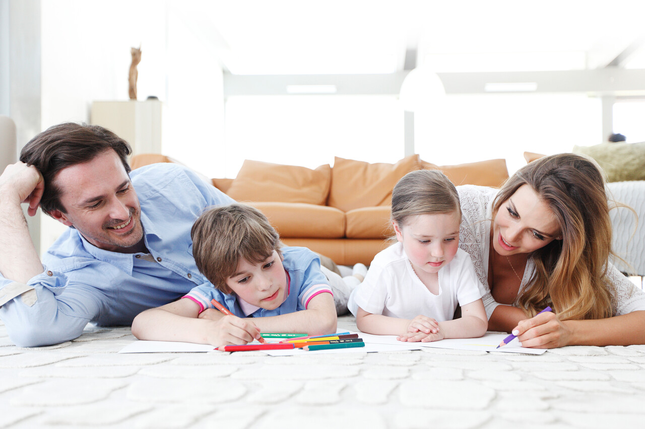 白色卧室里正在拿彩铅绘制的幸福家庭幸福一家人幸福家庭幸福的人图片