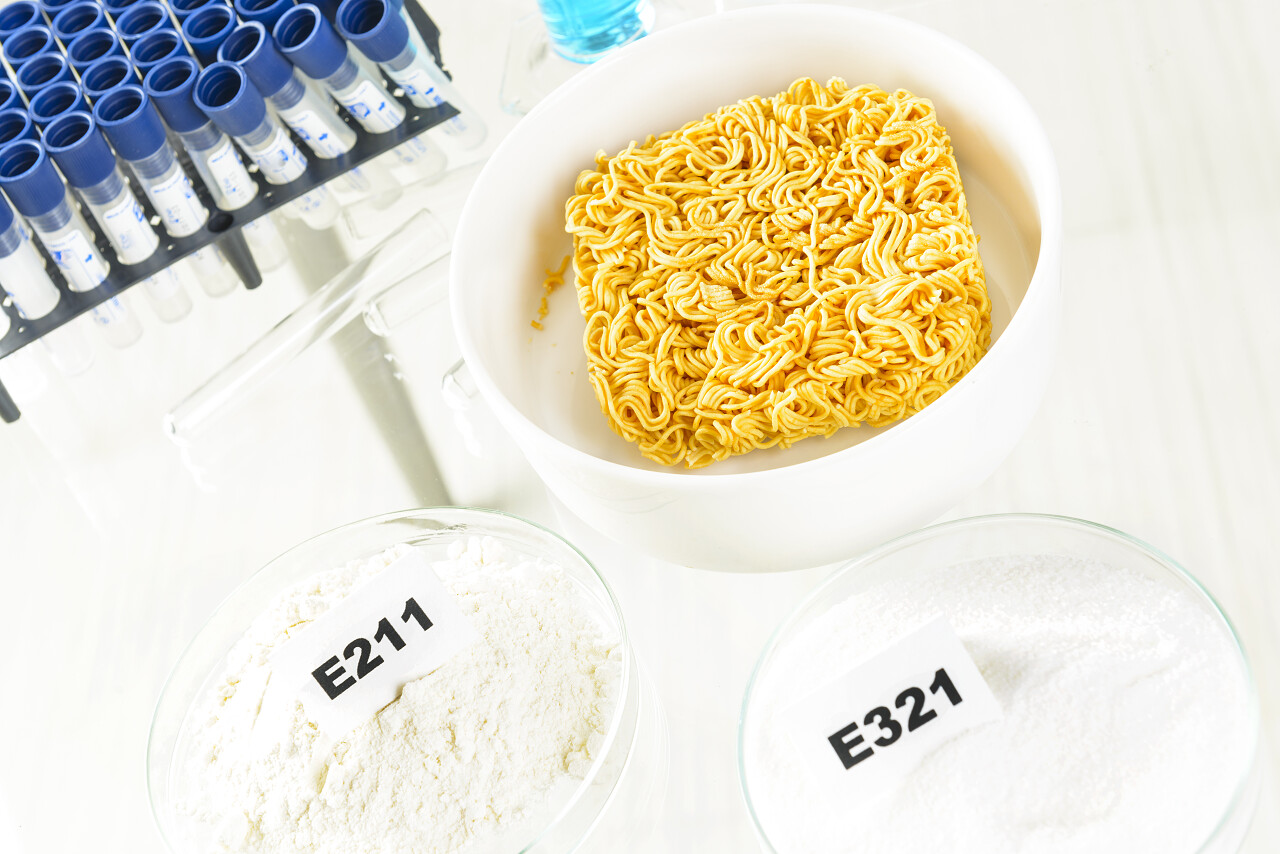 白色背景通过微生物的生长或不良的化学变化的防腐剂物质实验