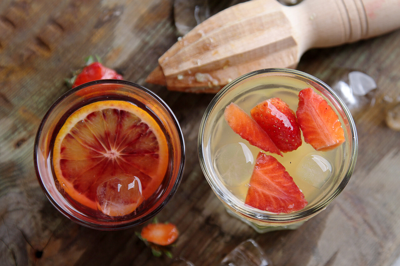 选择性焦点木制背景下不同新鲜鸡尾酒饮品宣传照