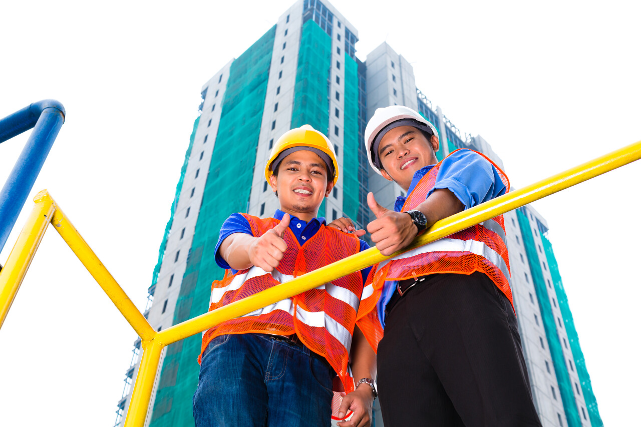 建筑工地前的中国建筑师和主管称赞的图片