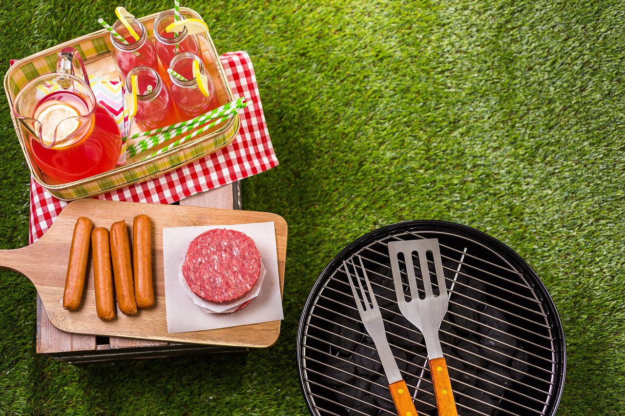 夏天公园野餐小木炭烧烤美食休闲时刻