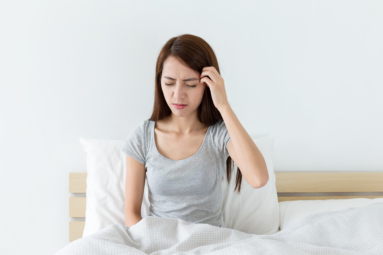 白色卧室亚洲年轻女子在床上感到头痛摸头后悔