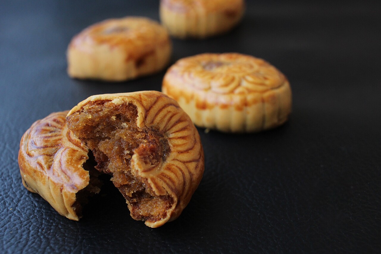 灰色背景中秋月饼特写美食八月十五中秋节月饼中秋节