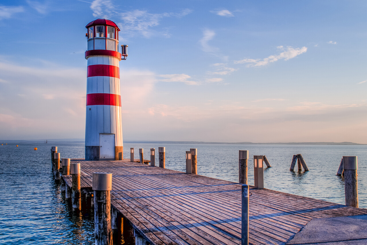 夏天蓝天傍晚欧洲某地的海边红色条纹灯塔