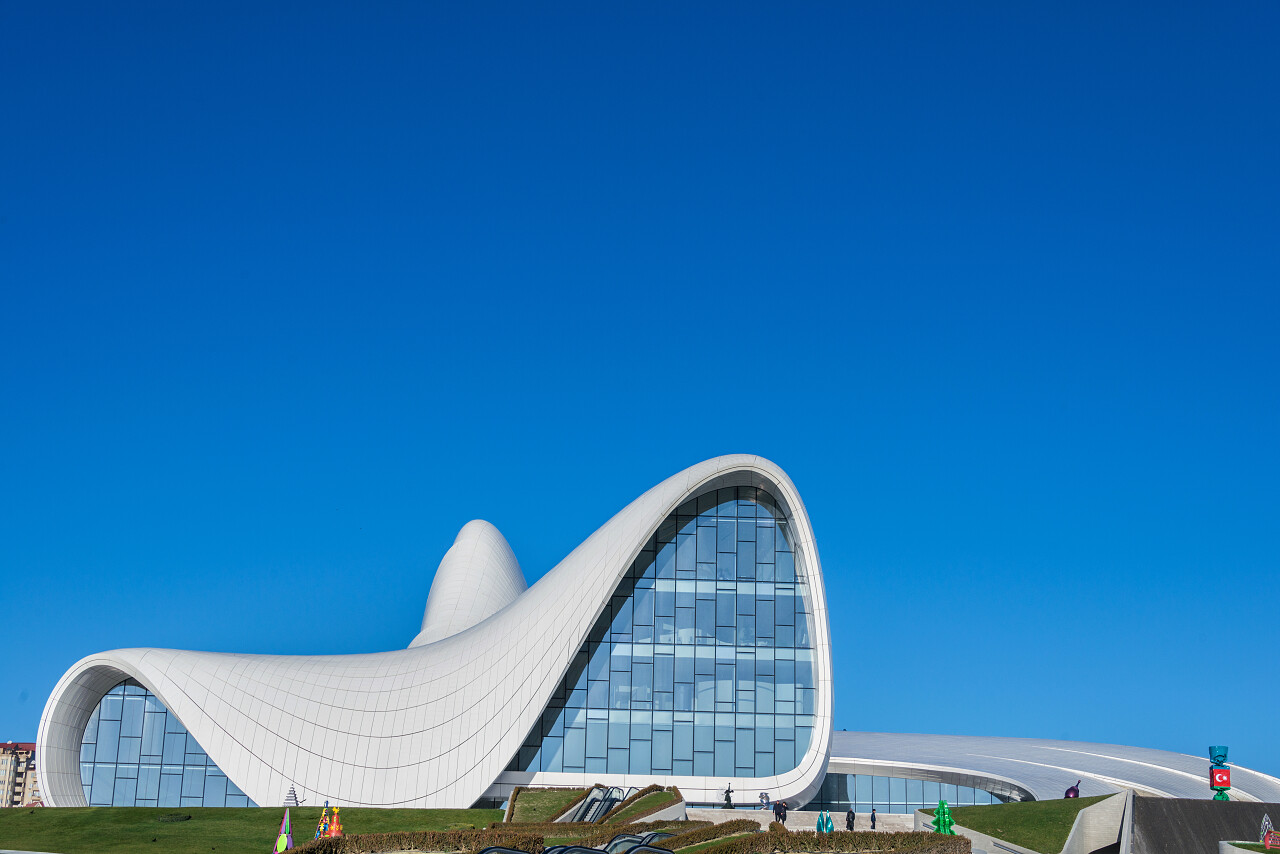 蓝色天空下海达尔 · 阿利耶夫中心阿塞拜疆的巴库优秀的博物馆