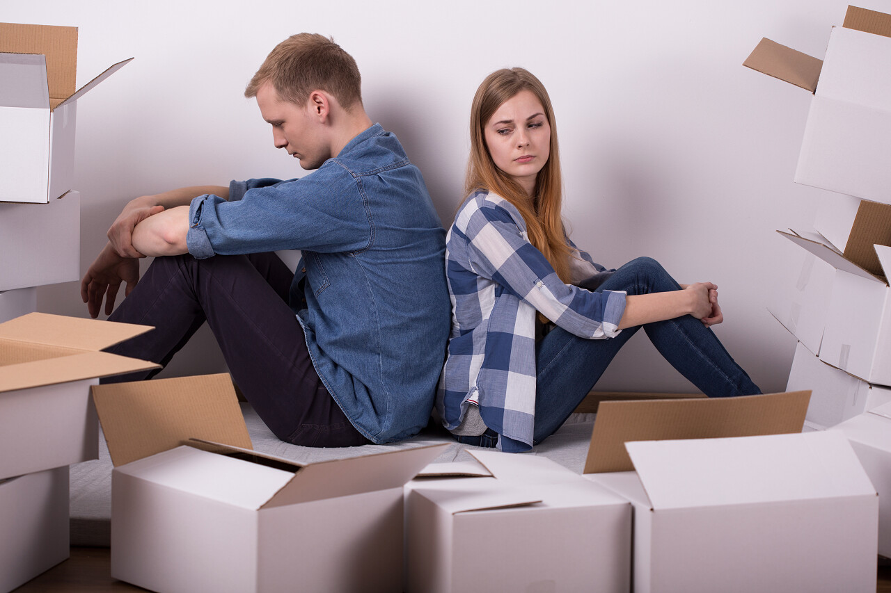 白色室内搬迁期间争吵的夫妻镜头