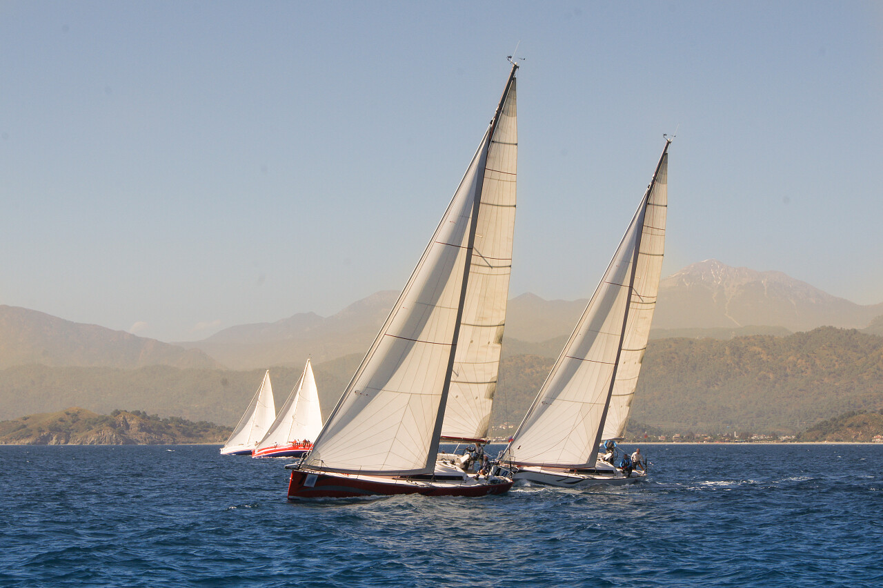 蓝色大海上起飞土耳其海岸的帆船比赛蓝色大海杨帆起航