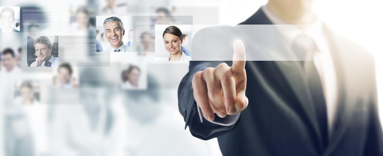 白色背景使用触摸屏界面推的按钮的业务团队商人