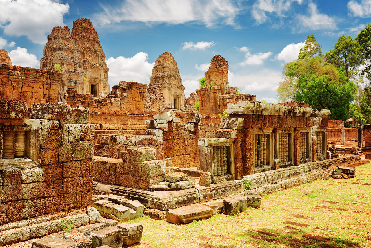 褐色背景古老的东梅邦神庙的神秘废墟是一个受欢迎的旅游景点