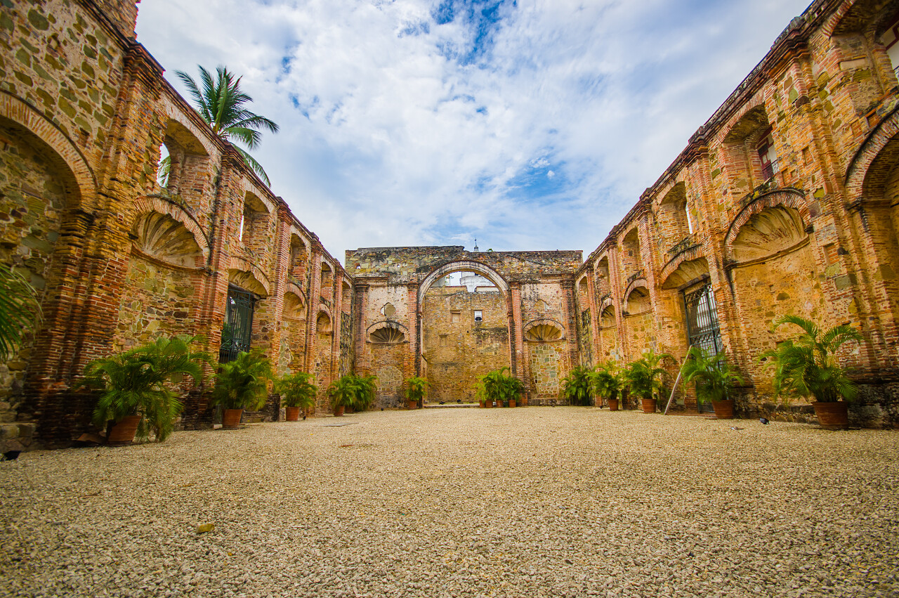 褐色背景巴拿马城的老城拉加尔古建筑