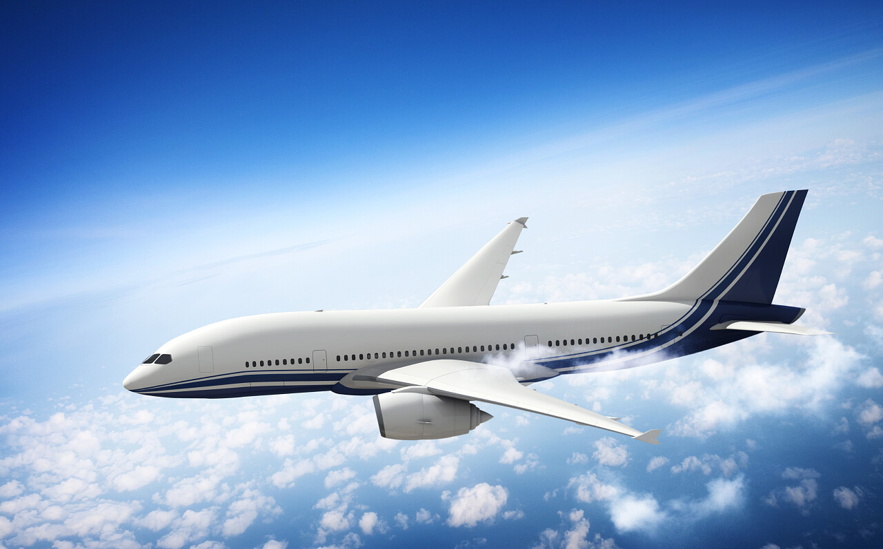 蓝色天空上正在飞往目的地的飞机户外图片