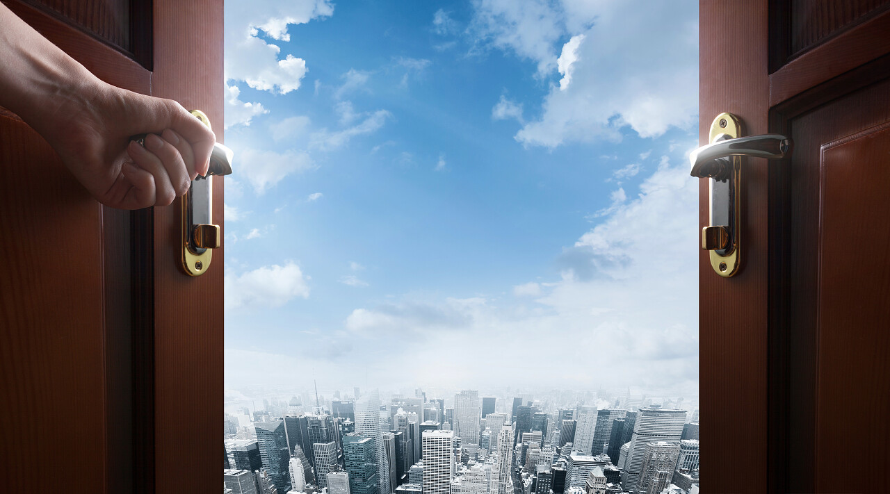 白色背景一个手打开褐色房间的大门