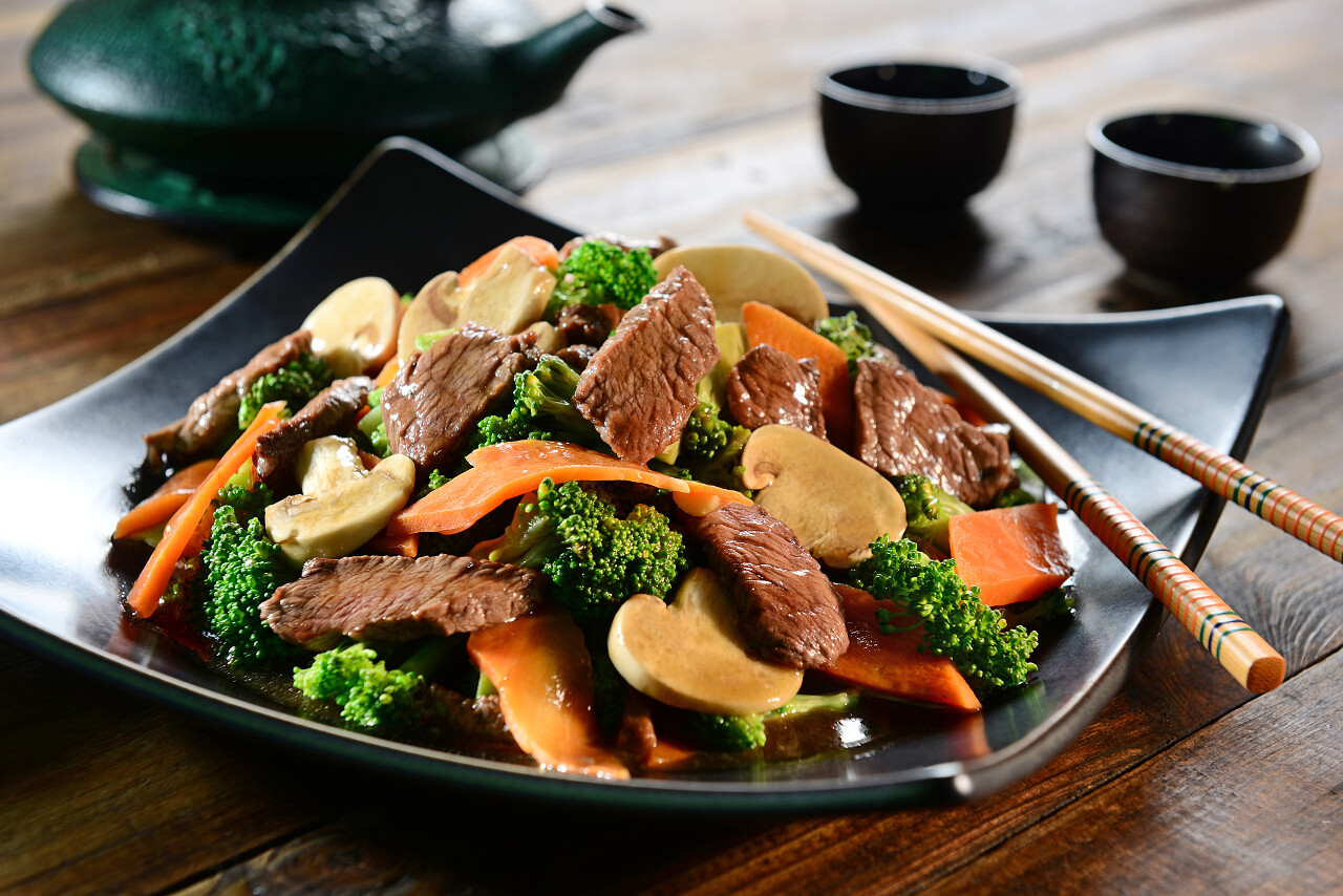 褐色木质桌子上典型中国面条凉菜美食餐饮
