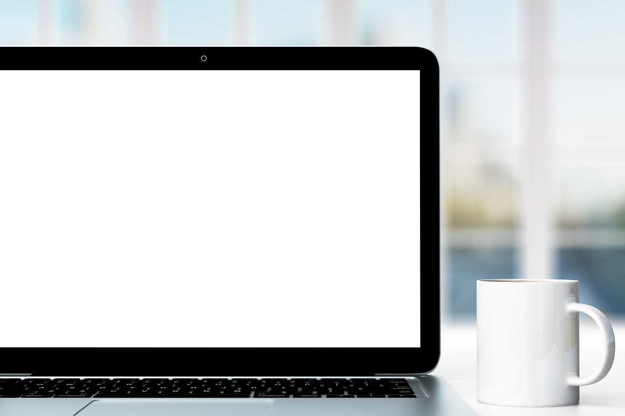 白色工作场所笔记本电脑空白色屏幕和一杯咖啡