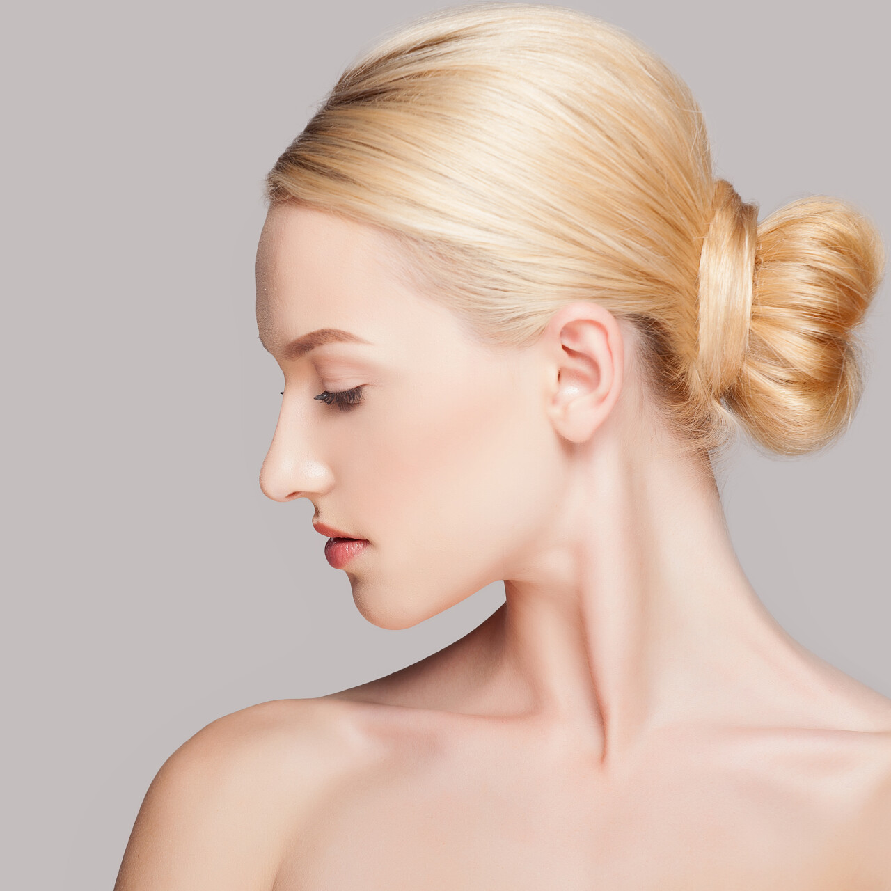 灰色背景孤立美丽时尚女人的侧脸鼻子整形