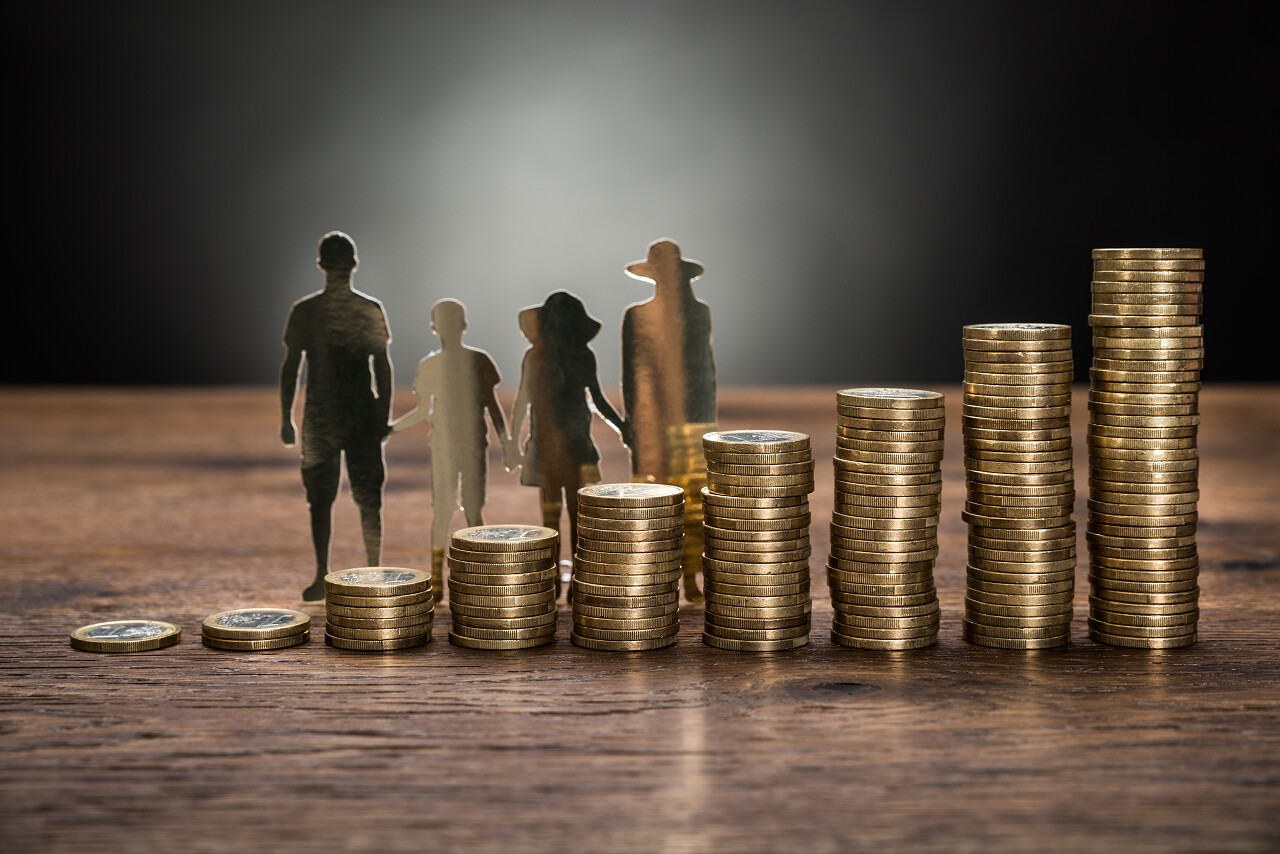 褐色木质桌子上一叠厚厚的硬币