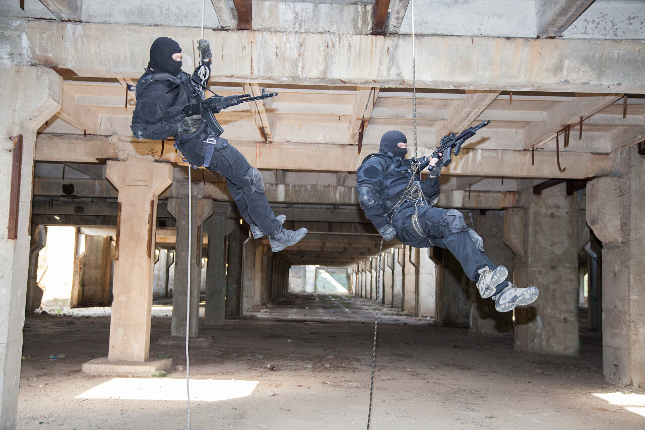 废墟房子里特种部队人员在用武器攻击