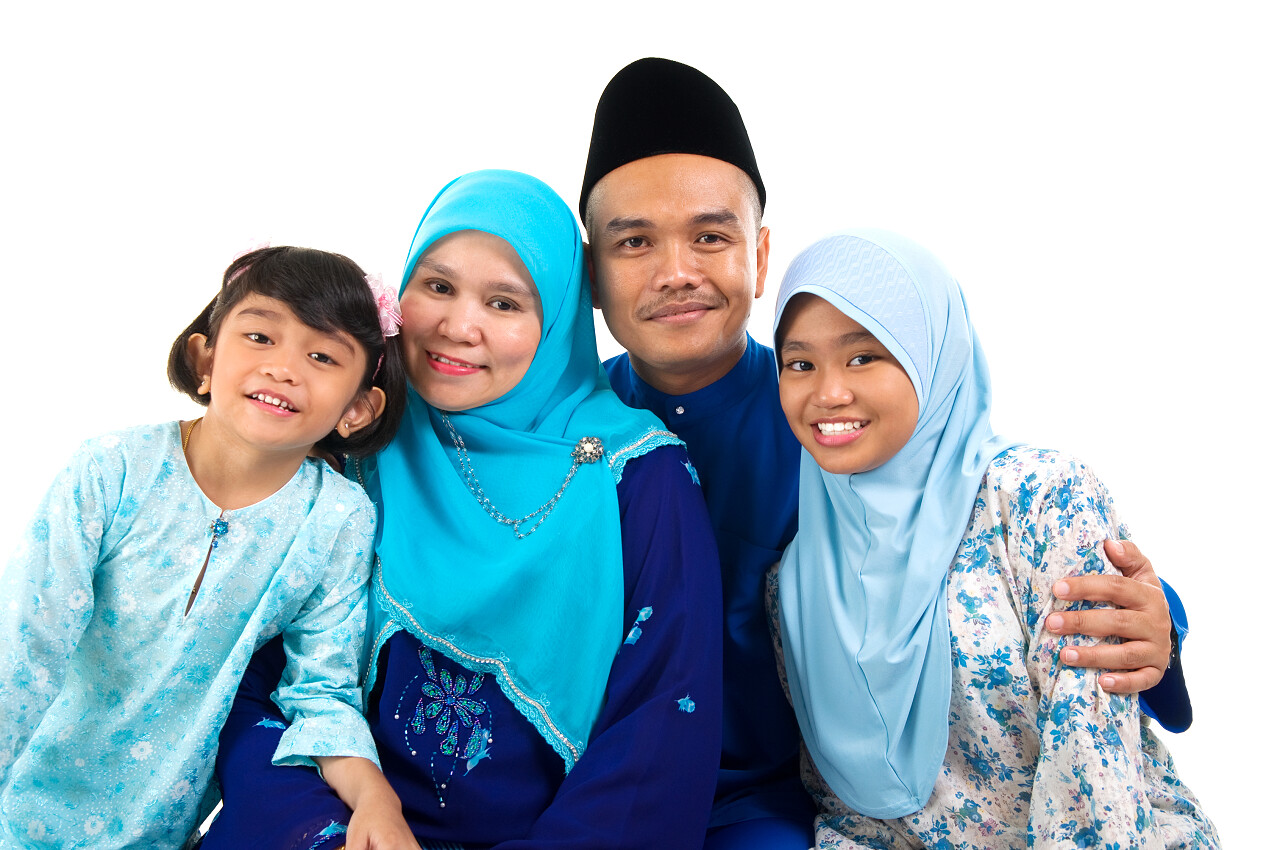 白色背景上马来人幸福的家庭照幸福一家人幸福家庭幸福的人