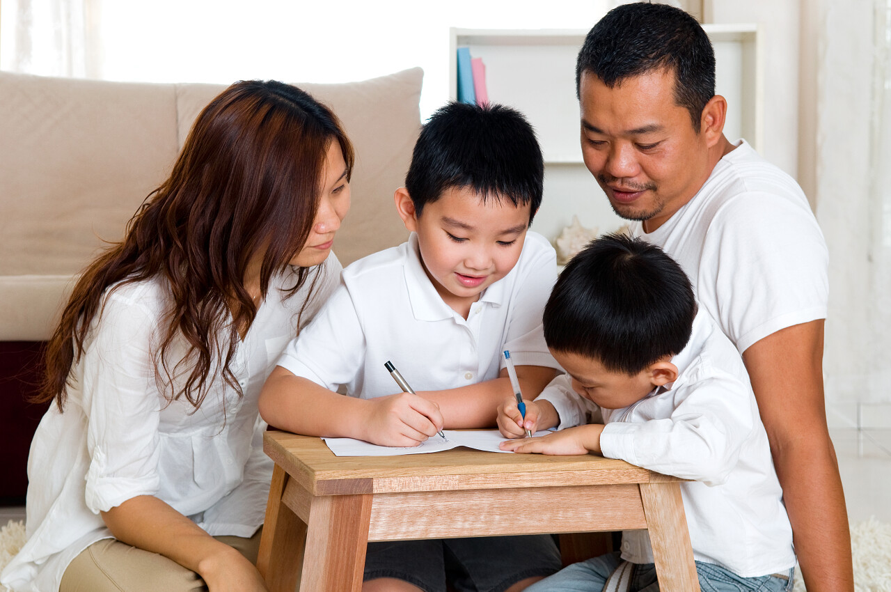 温馨房子里监督孩子写作业的亚洲夫妇幸福一家人幸福家庭幸福的人