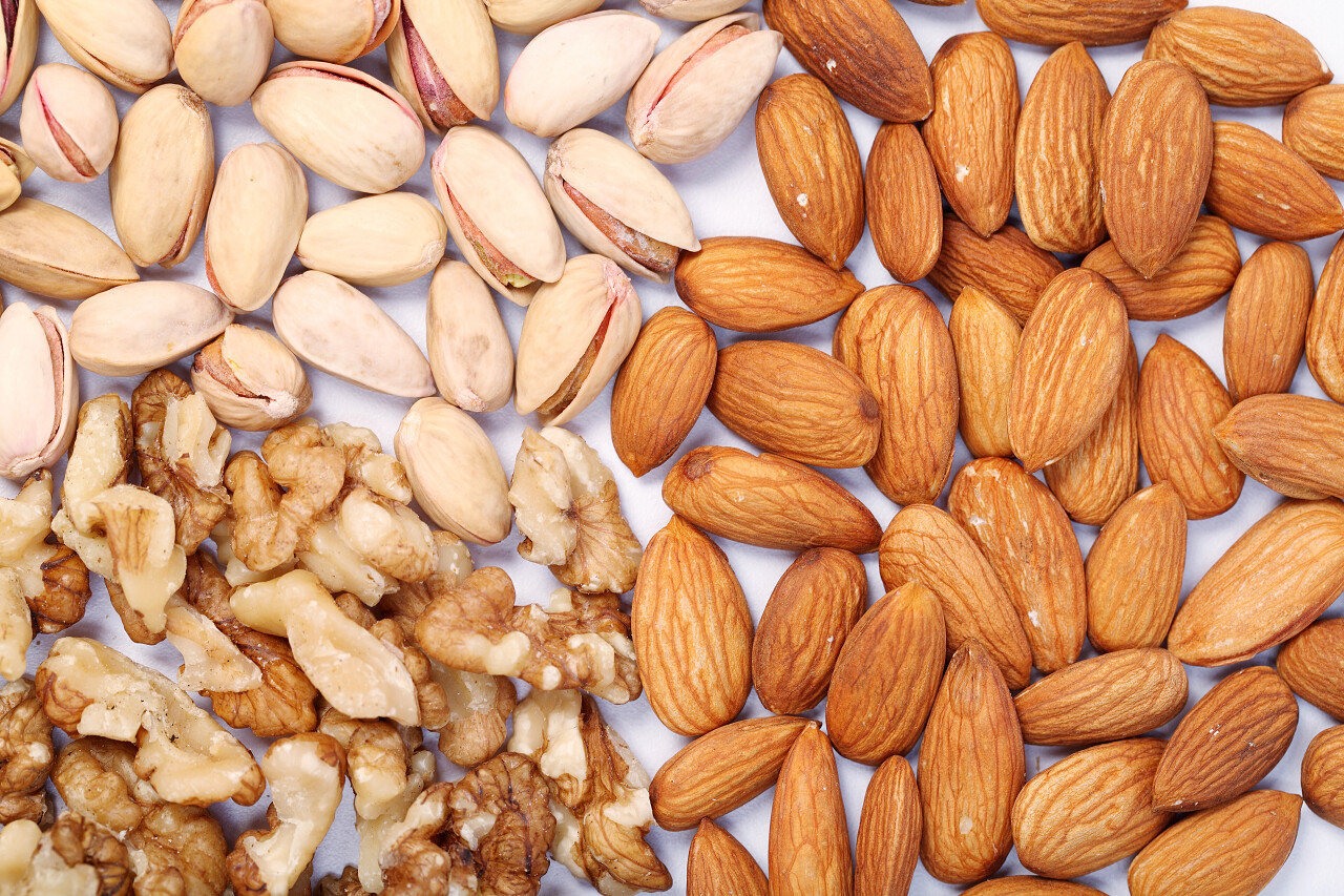 白色背景上杏仁开心果坚果特写