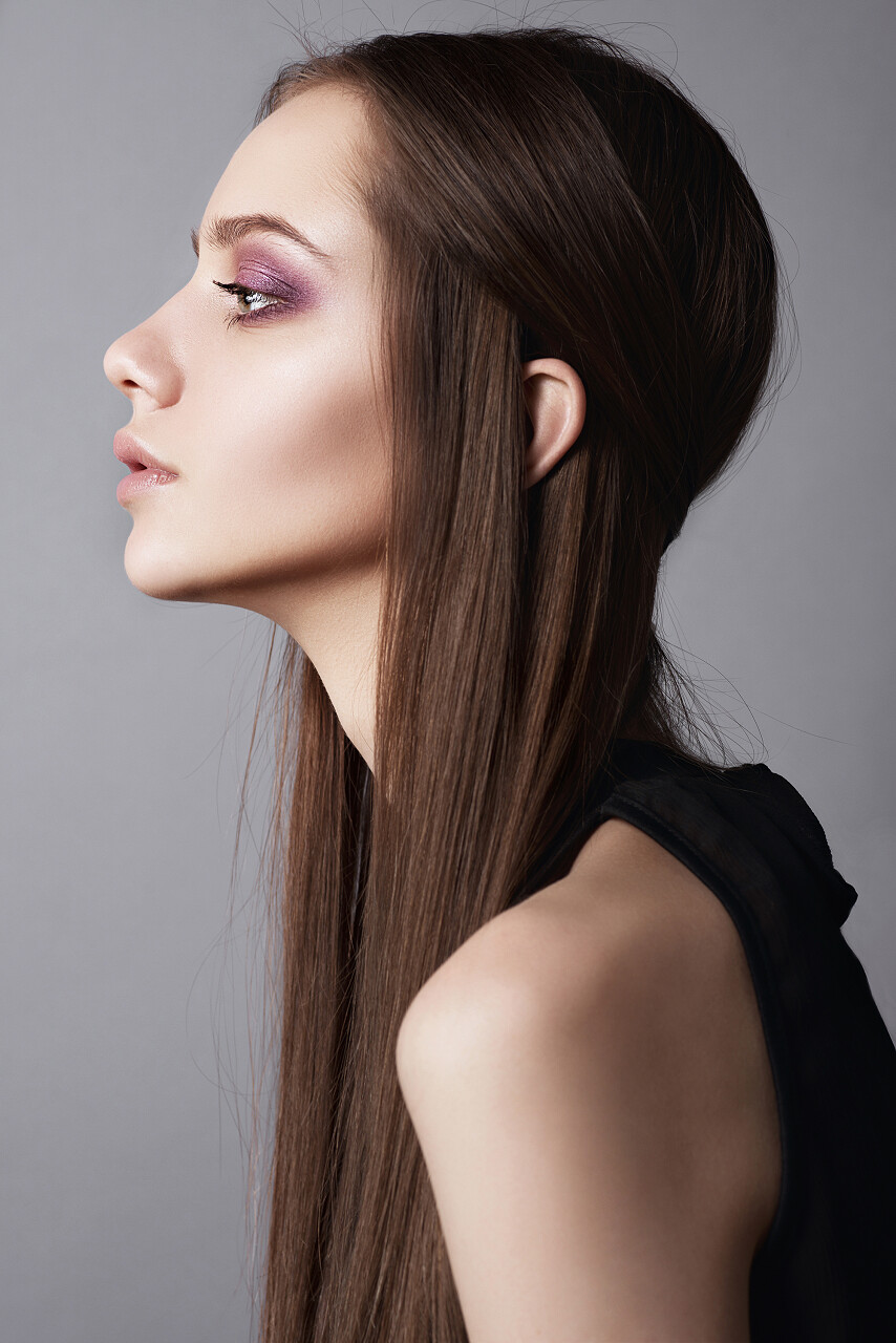 灰色背景美丽的黑发少年女孩脸清洁皮肤