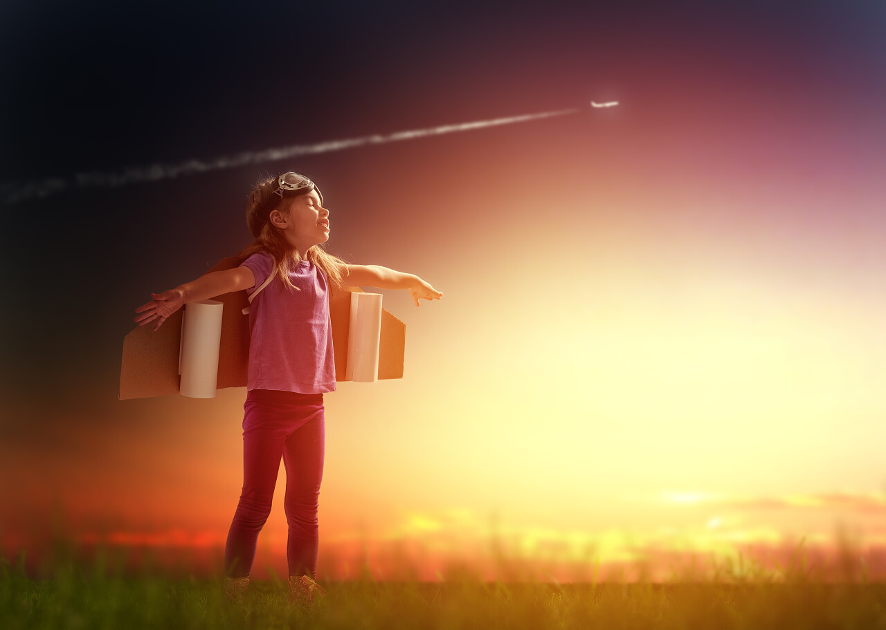 黄昏天空下打扮成宇航员的小孩幸福童年幸福的人美好童年美好回忆六一儿童节61儿童节