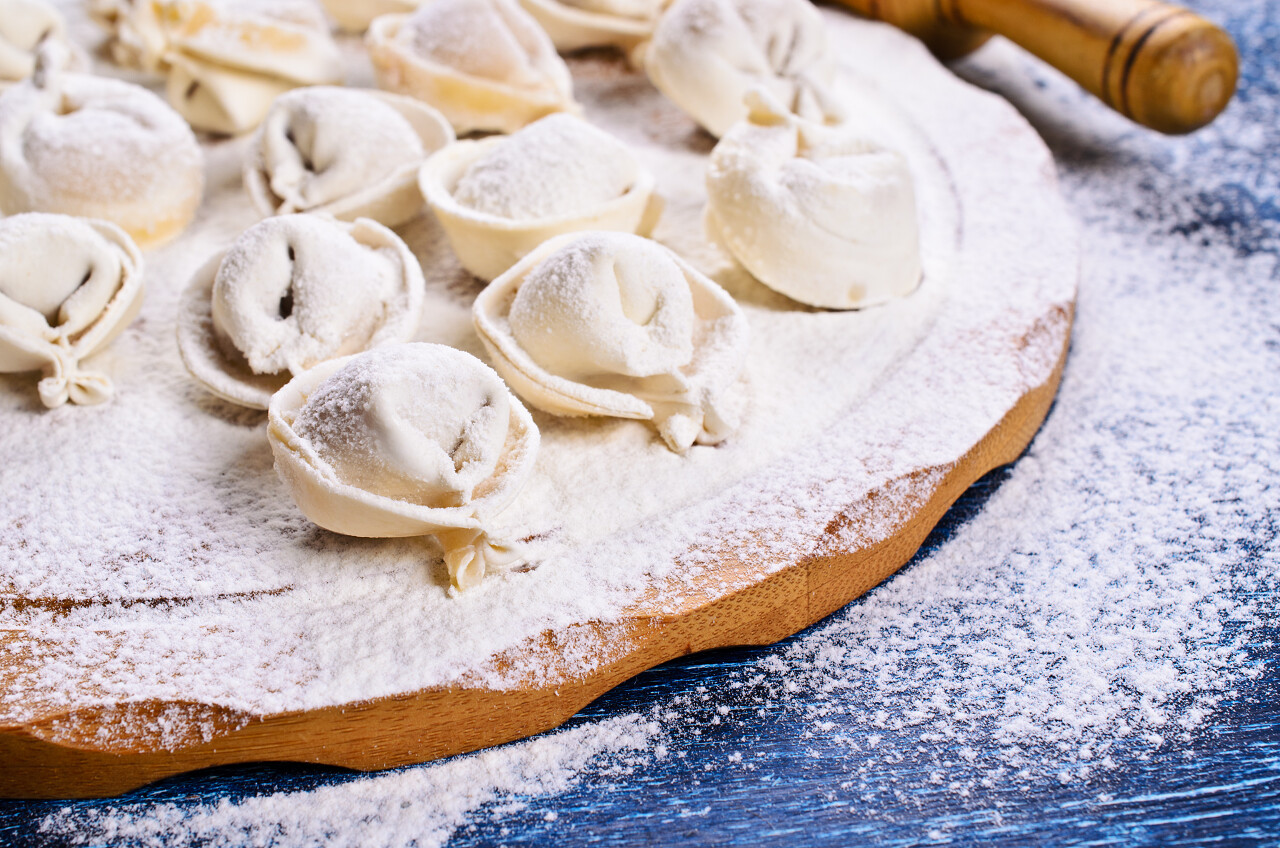 蓝色桌子上刚包好的饺子美味除夕