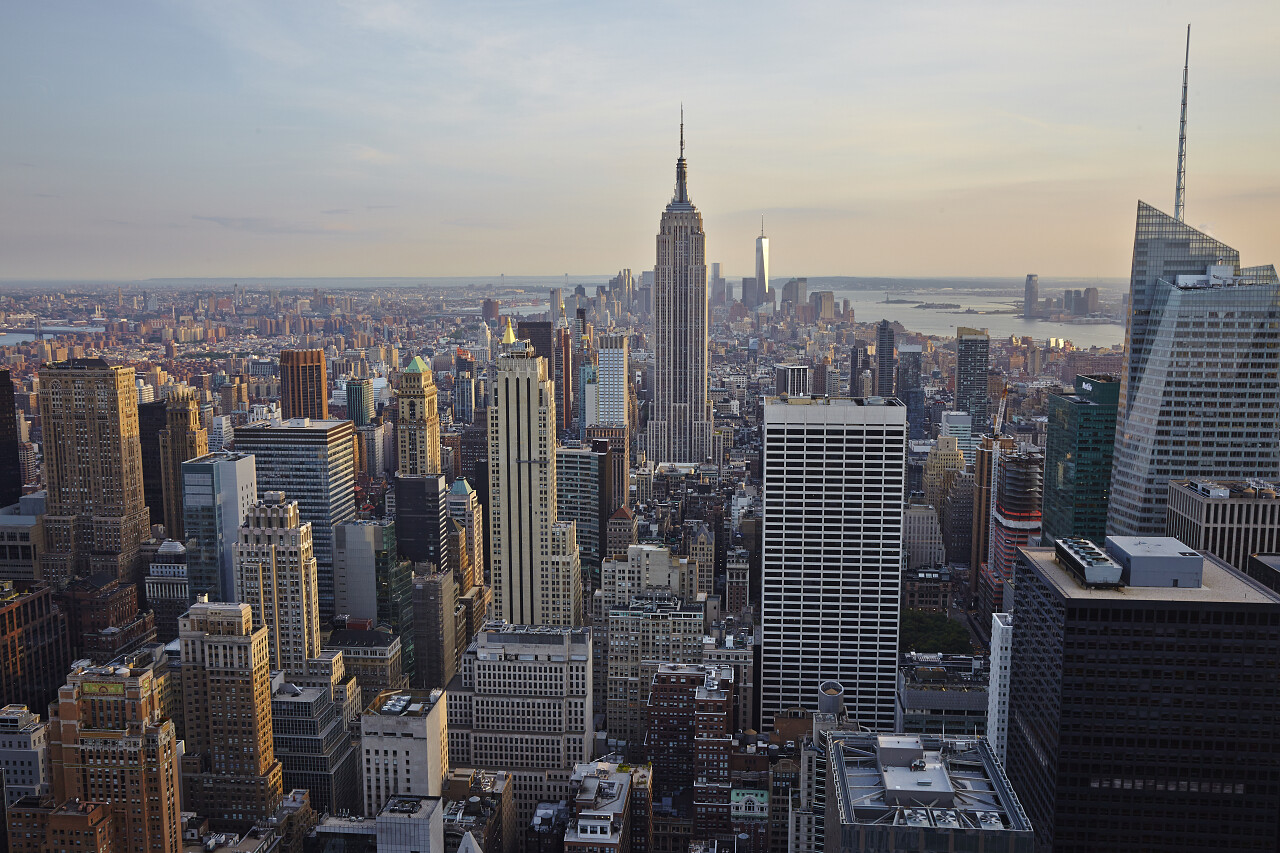 俯拍日落美国纽约市天际线美丽城市建筑