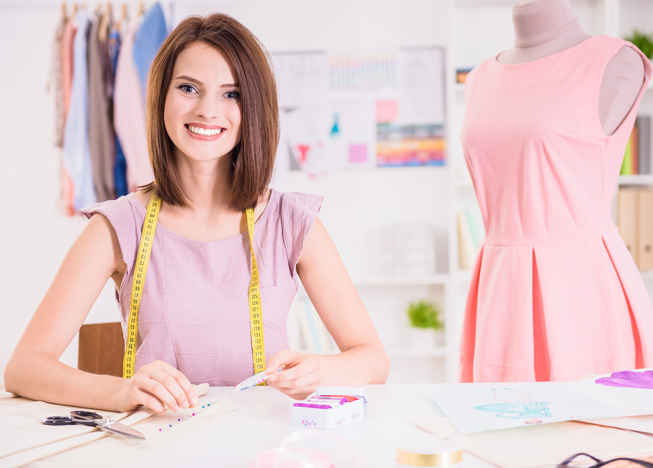 办公室里正在设计服装的女性时装设计师