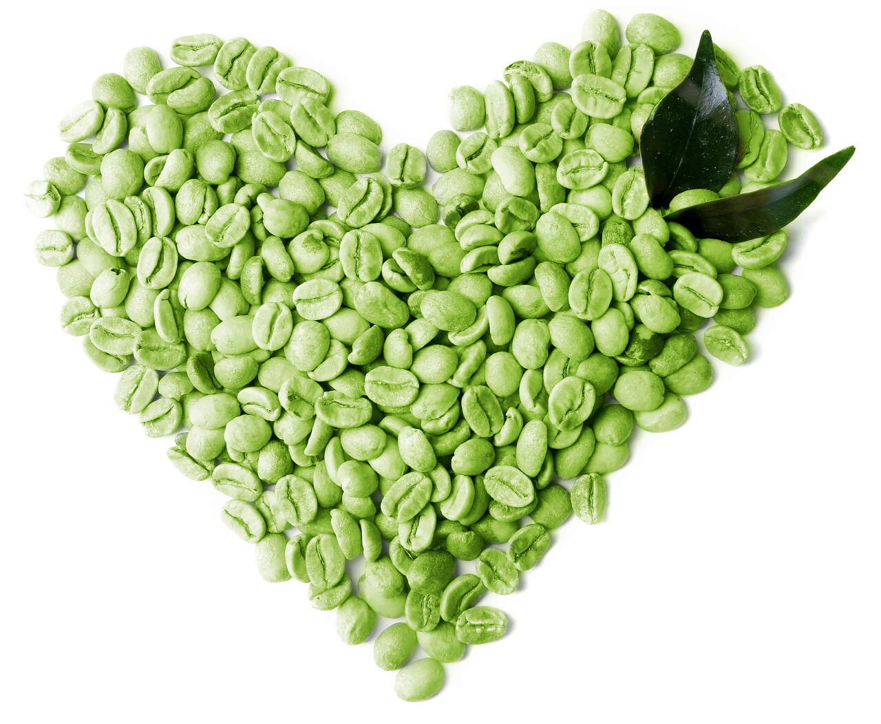 白色背景上一堆绿色的咖啡豆与叶子