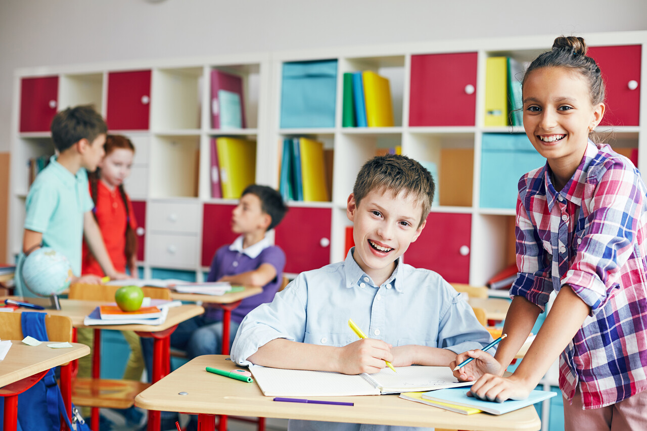 教室里友好的同学在相互学习玩耍