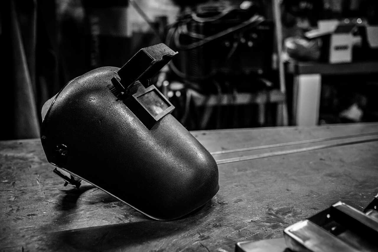 黑白照片风格夜现场工业焊接钢表