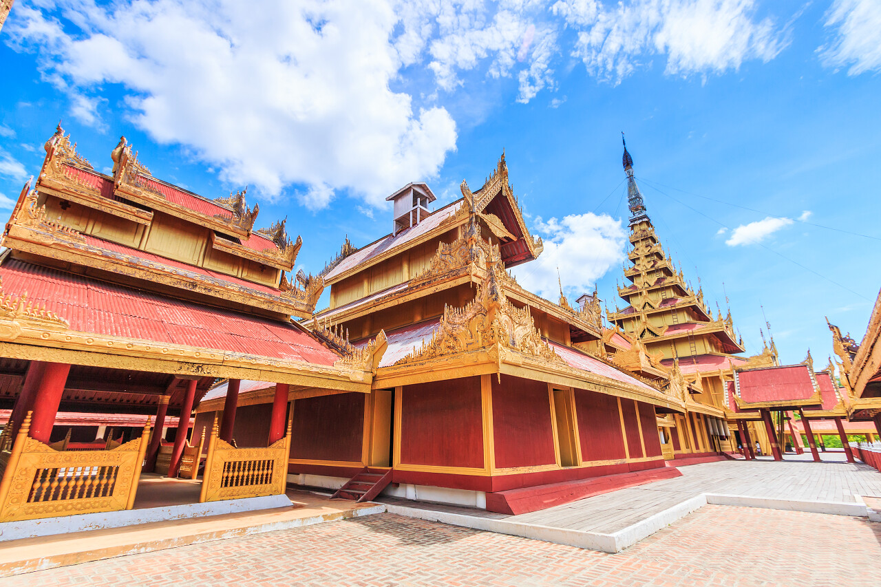 蓝色天空下曼德勒皇宫缅甸缅甸曼德勒市美丽景观缅甸旅游