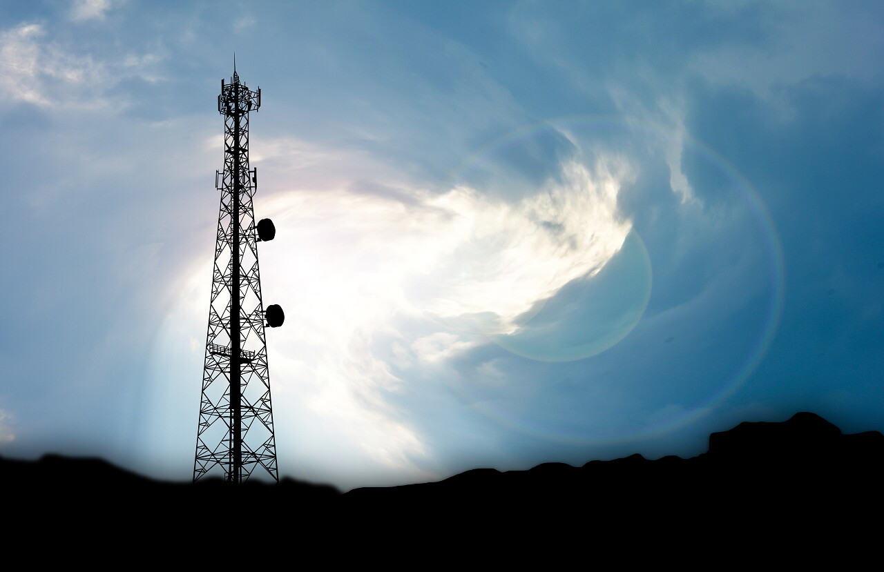 蓝色天空下天线的剪影