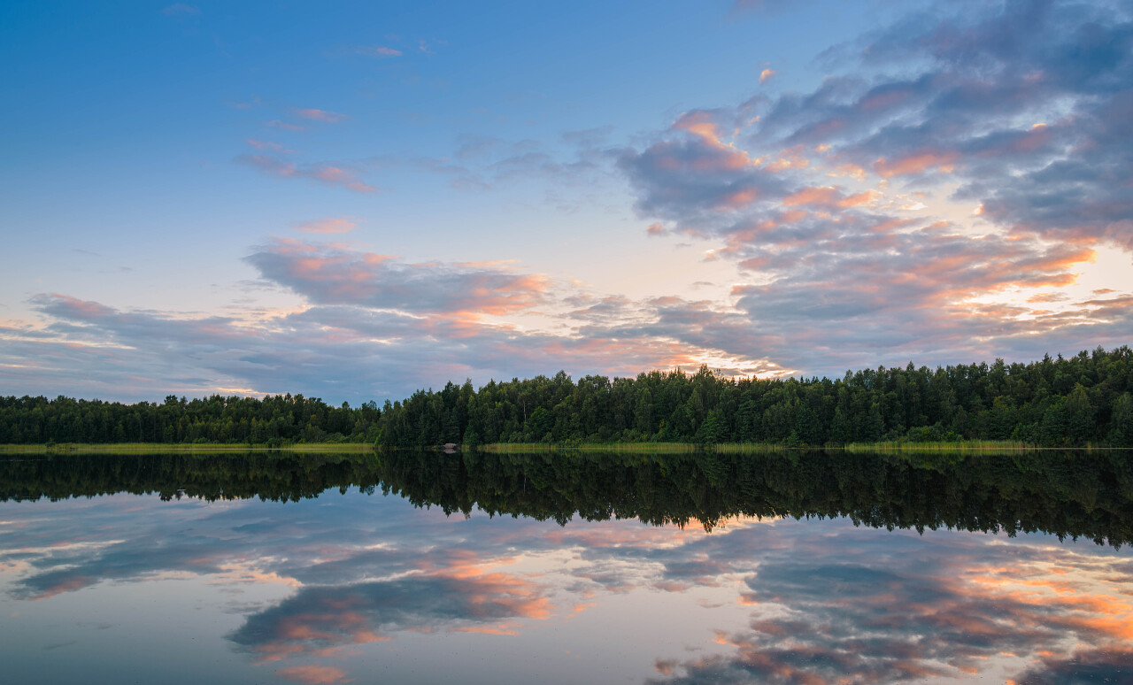美丽日落下反映在水中芬兰奥兰群岛风景图芬兰旅游