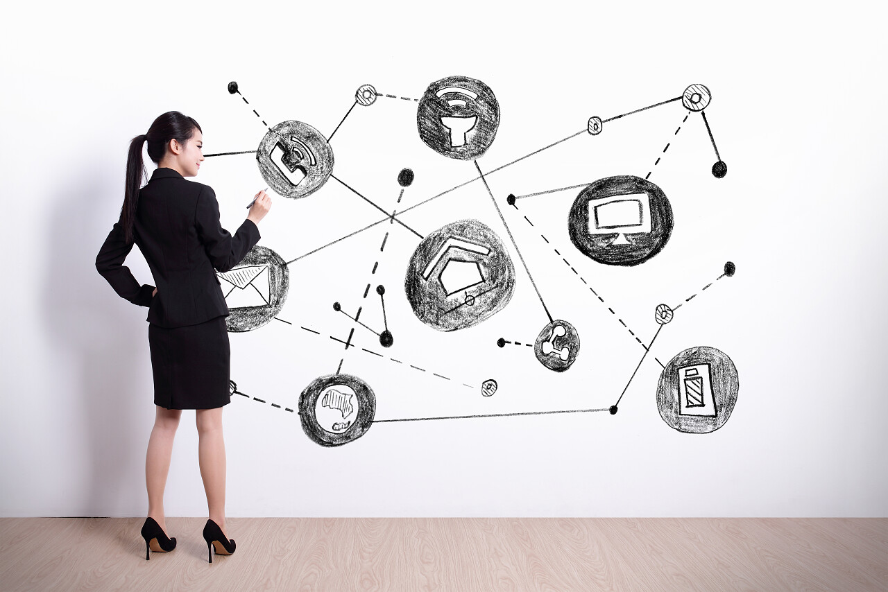 白色背景下亚洲女商人的绘图物联网